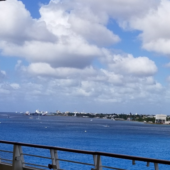 Meet your Posher, Geneen - Picture 1 of 2